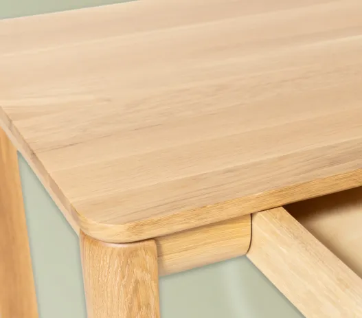 couchtisch-2-lade-offen-bo5a4524-210831-website-527x463-crop-50-50.webp