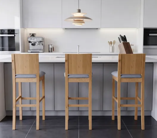 hocker-neu-grau-milieu-1-527x463-crop-50-50.webp